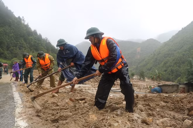 Cán bộ chiến sĩ Lực lượng vũ trang tỉnh Lai Châu mở đường.