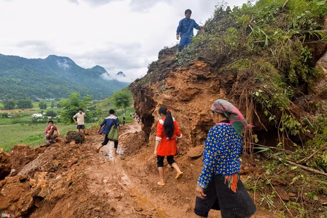 Có đoạn cả tảng đá án ngữ giữa đường, phải mất hai ngày mới tạo được lối đi nhỏ cho xe máy và người đi bộ qua lại.
