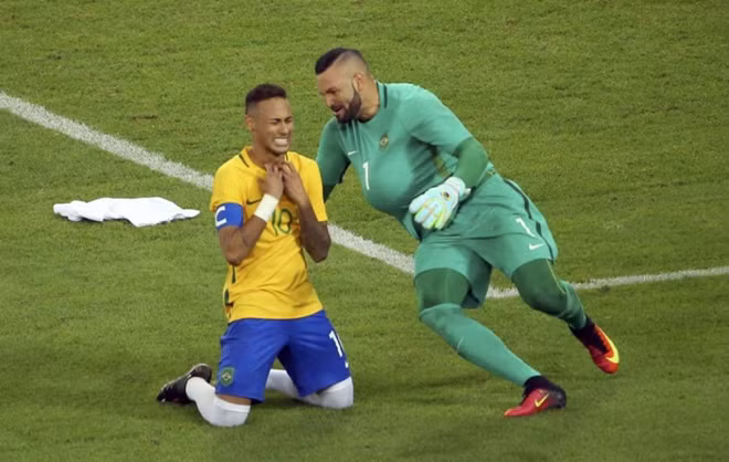 Neymar bật khóc sau khi thực hiện thành công loạt luân lưu trận chung kết bóng đá nam Olympic 2016.