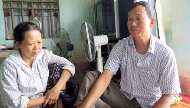 Vợ chồng ông Quân đang kể lại vụ việc.