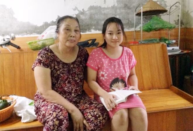 Thượng tá Trần Lâm Hồng và cháu nội.