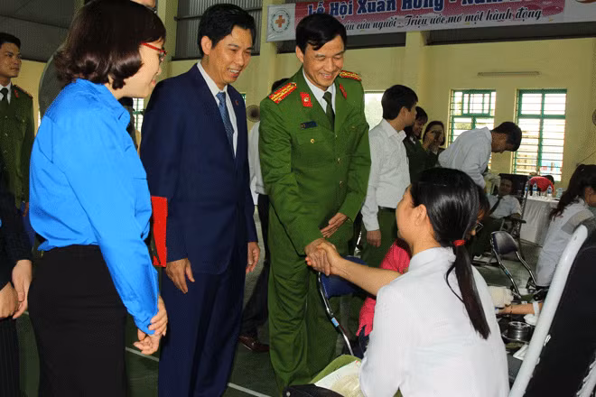Phó Giám đốc Công an tỉnh Đại tá Trần Minh Tiến động viên CBCS tham gia hiến máu nhân đạo.