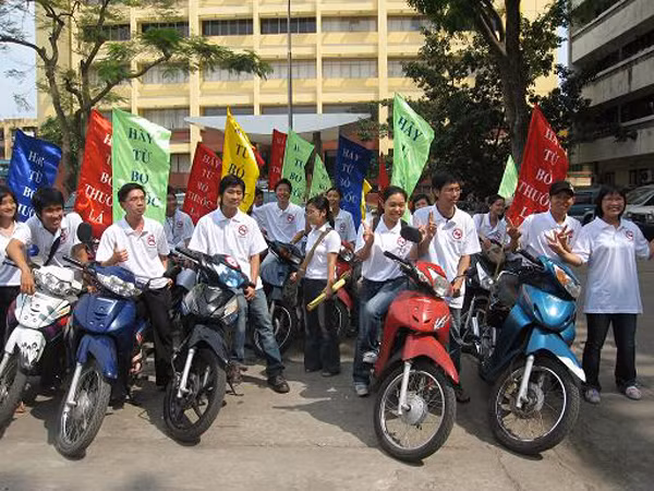 Thanh niên tham gia tuyên truyền vận động cộng đồng không sử dụng thuốc lá.