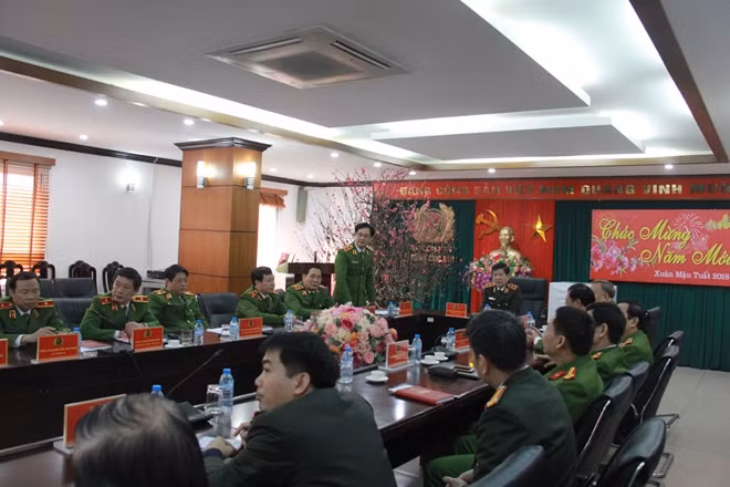 Trung tướng Nguyễn Ngọc Bằng, Tổng cục trưởng Tổng cục VIII báo cáo công tác.