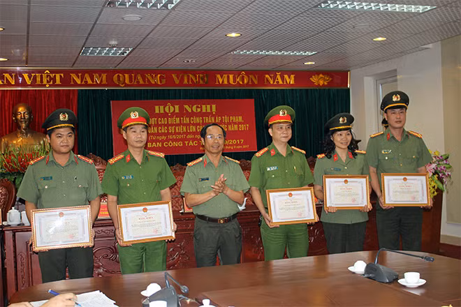 Lãnh đạo Công an tỉnh Hòa Bình trao thưởng cho các tập thể, cá nhân đạt thành tích xuất sắc trong đợt cao điểm.