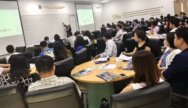 Các doanh nhân rất quan tâm tới lớp học chuyên đề Số hóa truyền thông của tiến sĩ Hoàng Văn Hòa tổ chức vào ngày 14/12/2018 vừa qua tại TP.HCM