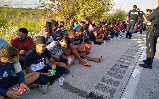 Một nhóm lớn người di cư châu Á dừng chân ở Mexico. Một nhóm lớn người di cư châu Á dừng chân ở Mexico.
