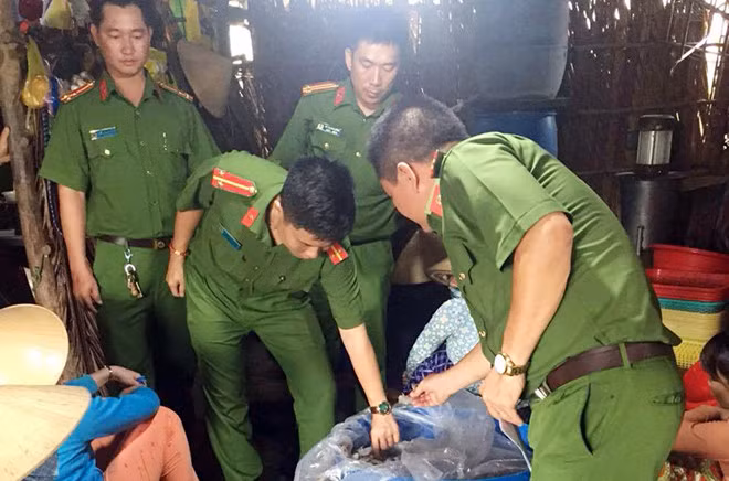 Cảnh sát bắt quả tang công nhân đang bơm tạp chất vào tôm ở Bạc Liêu.