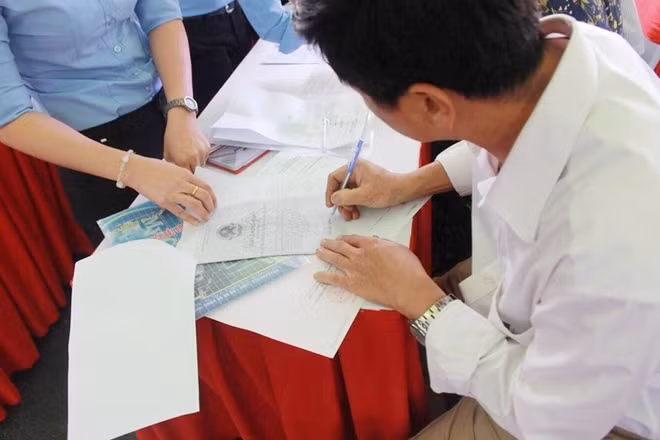Khách hàng ký nhận quyền sử dụng đất tại 2 dự án khu dân cư Phú Hồng Thịnh 9 và Phú Hồng Thịnh 10.