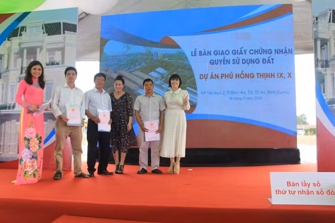 Bà Phạm Thị Hường, Chủ tịch HĐQT Công ty BĐS Phú Hồng Thịnh (ngoài cùng bên phải), chụp hình kỷ niệm cùng với khách hàng 2 dự án khu dân cư Phú Hồng Thịnh 9 và Phú Hồng Thịnh 10.