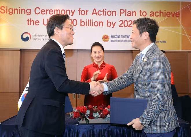 Chủ tịch Quốc hội Nguyễn Thị Kim Ngân dự và chứng kiến lễ ký chương trình hành động giữa Bộ Công Thương Việt Nam và Bộ Công nghiệp, Thương mại và Tài nguyên Hàn Quốc. Ảnh: TTXVN