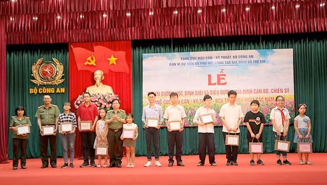 Trung tướng Phạm Quang Cử, Phó Tổng cục trưởng Tổng cục HC-KT trao quà cho các cháu đạt thành tích tốt trong học tập.