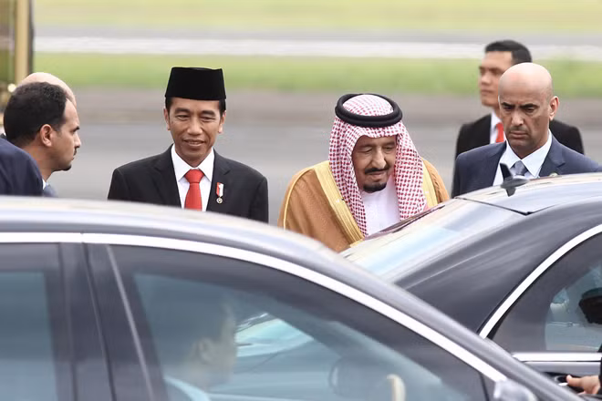 Đích thân Tổng thống Indonesia Joko Widodo ra tận sân bay để đón Nhà vua Salman. Ảnh: EPA.