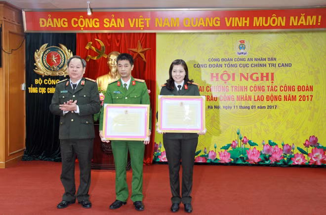 Trung tướng Nguyễn Thanh Nam, Phó tổng cục trưởng Tổng cục Chính trị CAND trao cờ thi đua của Công đoàn CAND cho các công đoàn cơ sở có thành tích xuất sắc.