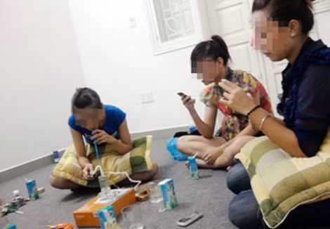Một nhóm nữ sinh đang "đập đá".