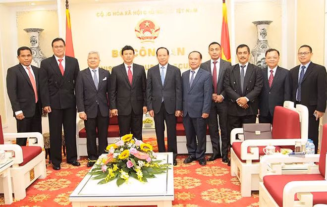 Thứ trưởng Lê Quý Vương, ngài Ari Dono Sukmanto và các đại biểu tại buổi tiếp.