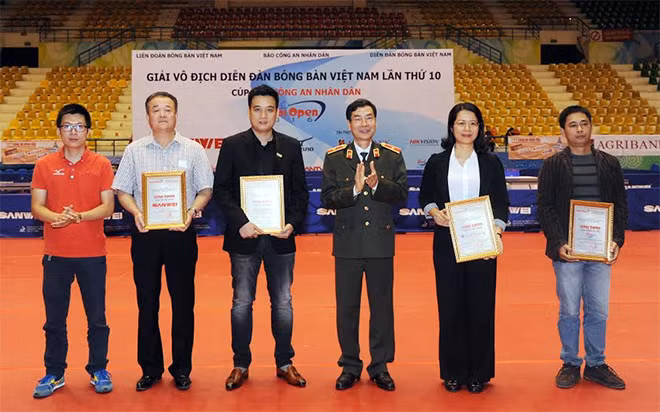 Thiếu tướng Phạm Văn Miên, ông Tống Đức Thuận, Phó Tổng thư ký Liên đoàn Bóng bàn Việt Nam đại diện ban Tổ chức trao kỷ niệm chương cho các nhà tài trợ Thiếu tướng Phạm Văn Miên, ông Tống Đức Thuận, Phó Tổng thư ký Liên đoàn Bóng bàn Việt Nam đại diện ban Tổ chức trao kỷ niệm chương cho các nhà tài trợ