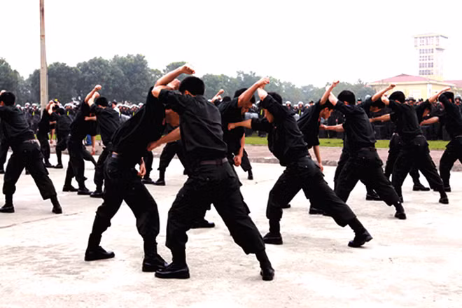 Rèn luyện võ thuật, sẵn sàng đối mặt trong mọi tình huống. Rèn luyện võ thuật, sẵn sàng đối mặt trong mọi tình huống.
