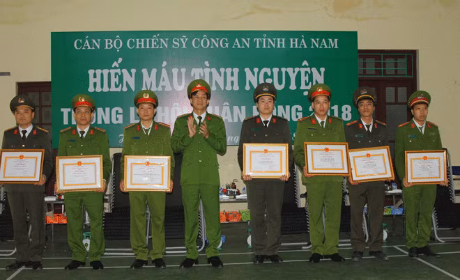 Các tập thể, cá nhân có thành tích xuất sắc trong hiến máu nhân đạo được trao tặng Bằng khen.