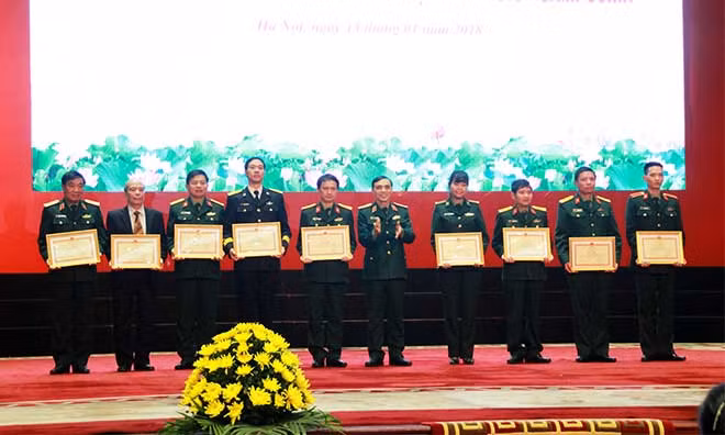Đại diện Ban Tổ chức trao giải cho các tác phẩm đạt giải B.