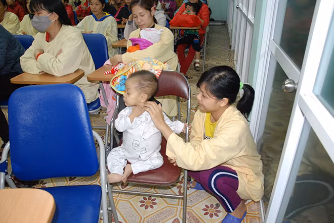 Nhiều em bé đang phải chống chọi lại những căn bệnh hiểm nghèo được bố mẹ đưa đến nhận quà.