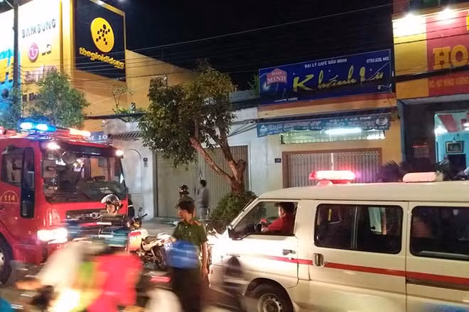 Phòng Cảnh sát PCCC và CNCH Công an Sóc Trăng đưa xe thang đến hiện trường để đưa thi thể thanh niên xuống đất.