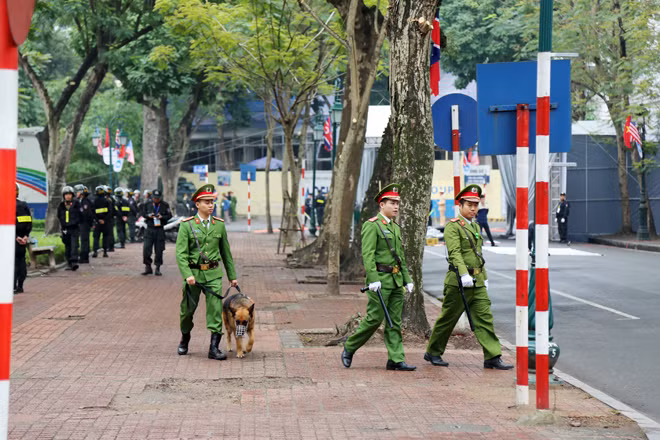 Cán bộ CSCĐ huy động chó nghiệp vụ tuần tra bảo vệ các mục tiêu.