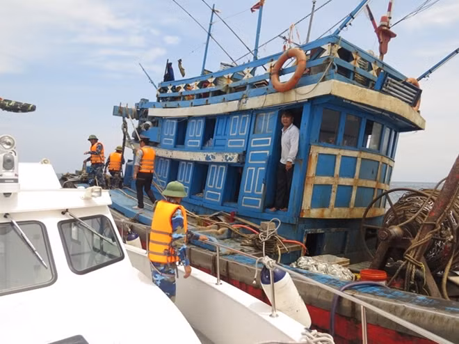 Tổ công tác liên ngành của Quảng Bình phát hiện xử lý tàu đánh bắt giã cào gần bờ biển Quảng Bình.