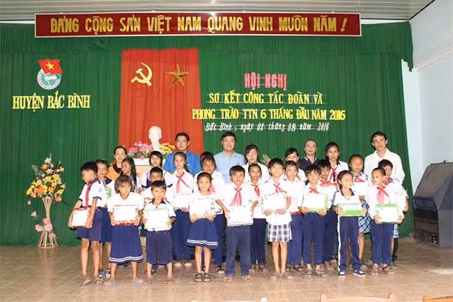 Trao học bổng cho học sinh nghèo học giỏi đến từ 13 trường cấp 1 trên địa bàn huyện Tuy Phong và huyện Bắc Bình.