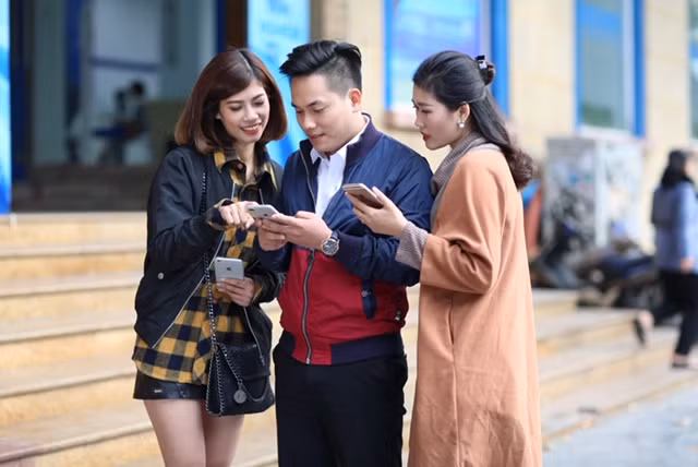 Cổ động viên vui mừng khi biết tin được miễn phí Data Roaming.