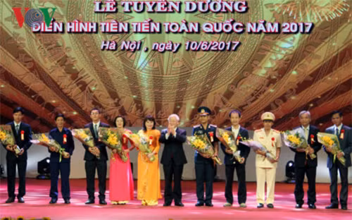 Tổng Bí thư Nguyễn Phú Trọng chúc mừng các đại biểu được tuyên dương.