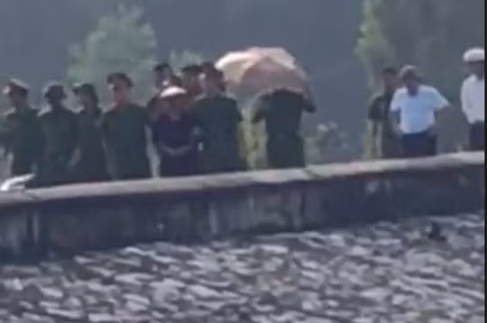 Bà Hường (đội nón, khoanh tay) được đưa đến thực nghiệm hiện trường. Bà Hường (đội nón, khoanh tay) được đưa đến thực nghiệm hiện trường.