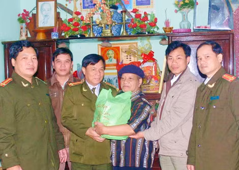 Công an tỉnh Quảng Nam thăm, tặng quà các già làng uy tín ở vùng cao.