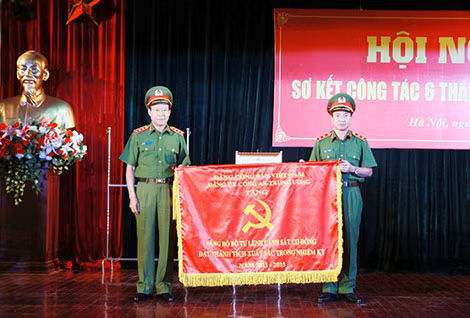 Thứ trưởng Lê Quý Vương trao Bằng khen của Thủ tướng và Cờ thi đua của Đảng uỷ Công an Trung ương tặng Bộ Tư lệnh Cảnh sát Cơ động.