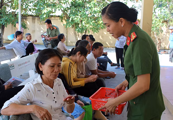 Công an huyện Cần Giuộc tặng “Móc khóa tố giác tội phạm” cho người dân.