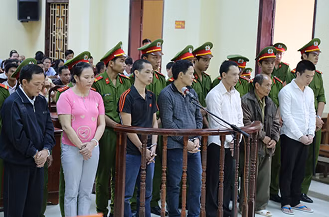 Các đối tượng trong vụ án tại phiên tòa xét xử.
