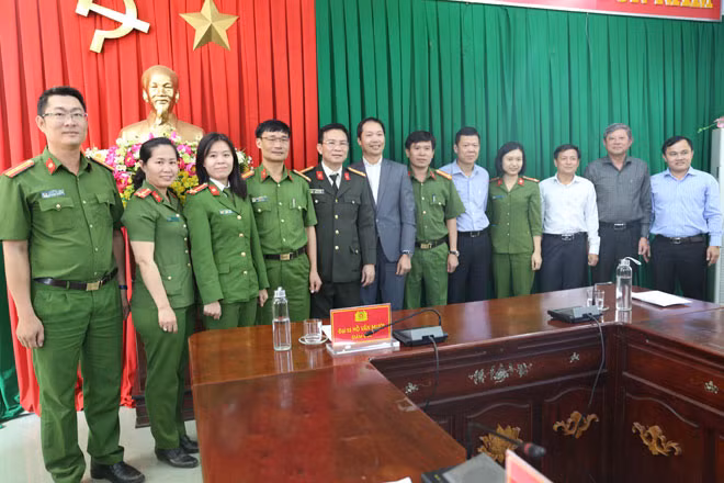 Lãnh đạo, cán bộ, chiến sỹ Công an tỉnh Đắk Nông và Đoàn công tác Tập đoàn Xăng dầu Việt Nam tại buổi làm việc.