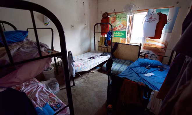Nhà trọ tồi tàn dành cho nhóm nhân công Nepal ở Kuala Lumpur.