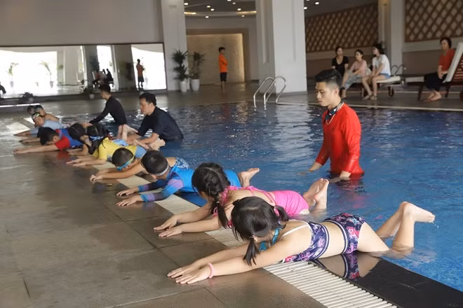 Chương trình Cư dân nhí thông thái và các lớp học bơi đã trở thành “món ăn tinh thần” không thể thiếu với các cư dân nhí Vinhomes mỗi dịp hè về.