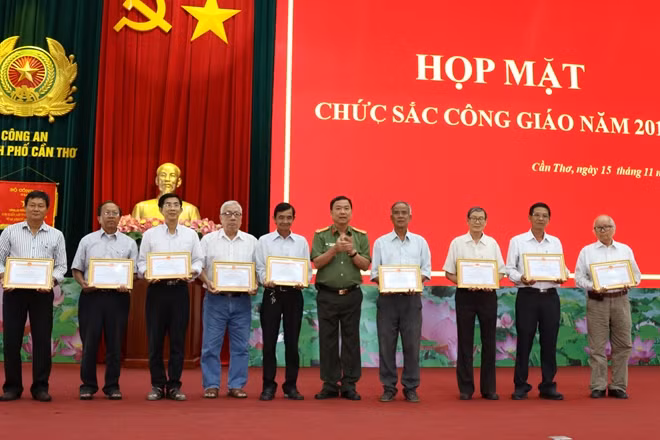Đại tá Trần Ngọc Hạnh, Giám đốc Công an TP Cần Thơ khen thưởng các tập thể có thành tích xuất sắc trong giữ gìn ANTT năm 2017 trên địa bàn huyện Vĩnh Thạnh.