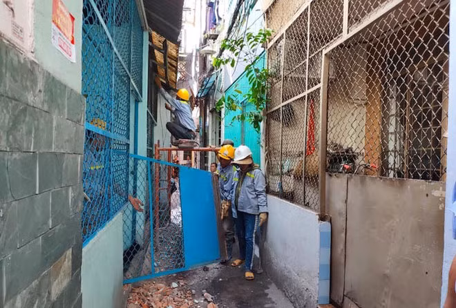 Chủ động tháo hàng rào thép để làm rộng hẻm.