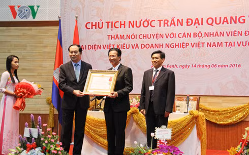 Chủ tịch nước Trần Đại Quang trao tặng Huân chương Lao động hạng Nhì cho tập thể cán bộ, nhân viên Đại sứ quán Việt Nam tại Campuchia.