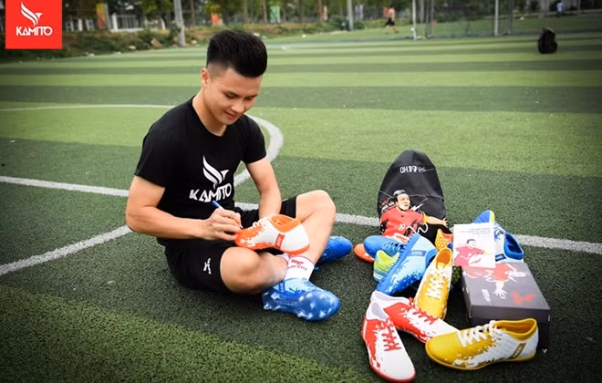 Quang Hải ký tặng người hâm mộ trên đôi giày "QH19".