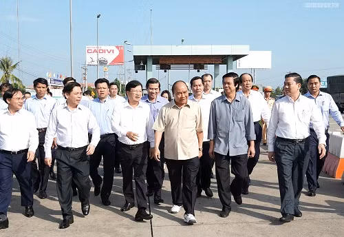 Thủ tướng Nguyễn Xuân Phúc thị sát điểm đầu của dự án cao tốc Trung Lương-Mỹ Thuận. Ảnh: VGP/Quang Hiếu