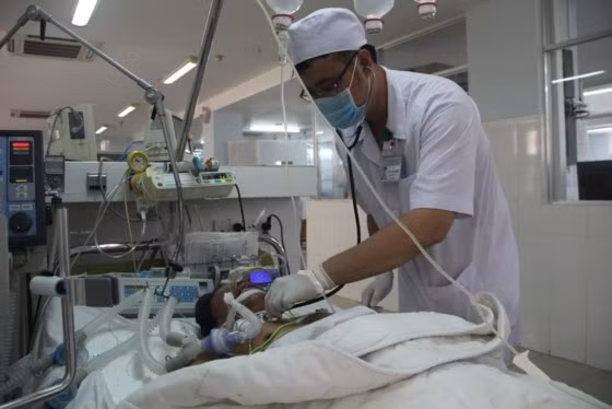 Bệnh nhân đang được thở máy, điều trị tích cực tại Bệnh viện đa khoa Khánh Hòa. Ảnh: Văn Ngọc.