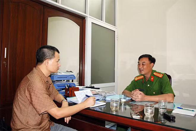 Trung tá Nguyễn Minh Thành trao đổi với PV Báo CAND.