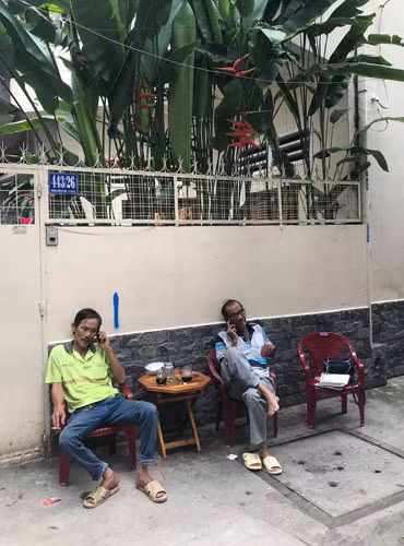 Hẻm mở rộng, người dân thư thái hóng mát, nghỉ ngơi.