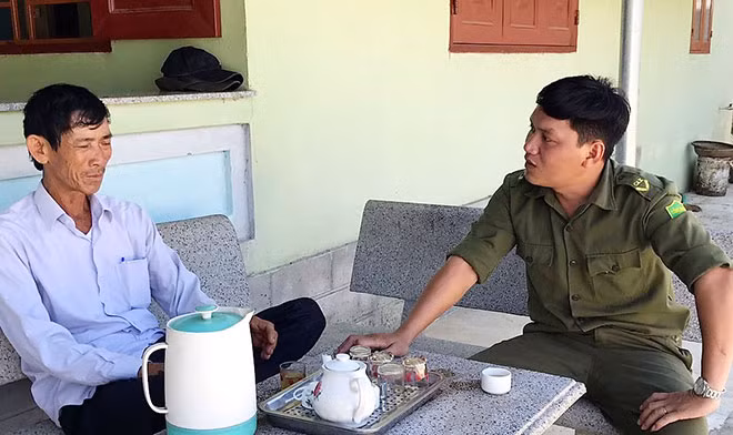 Công an xã Tịnh Ấn Đông trao đổi với người dân về tình hình ANTT địa phương.