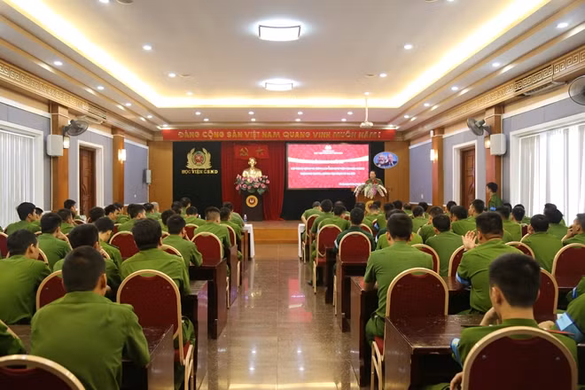 Toàn cảnh Lễ khai giảng lớp học tiếng Mông, tiếng Lào.