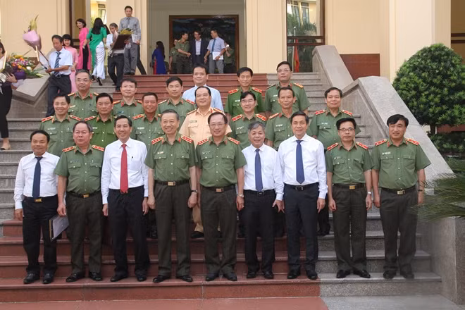 Bộ trưởng Tô Lâm, Tổng Biên tập Báo Nhân dân Thuận Hữu, Thứ trưởng Nguyễn Văn Thành cùng các đại biểu dự Hội nghị.